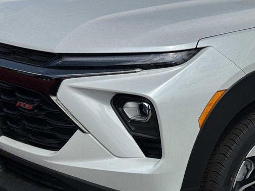 Iridescent Pearl Tricoat 2026 Chevrolet Trailblazer RS