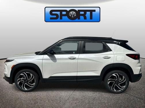 Iridescent Pearl Tricoat 2026 Chevrolet Trailblazer RS