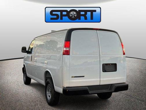 GAZ SUMMIT WHITE 2026 Chevrolet Express 2500 LT