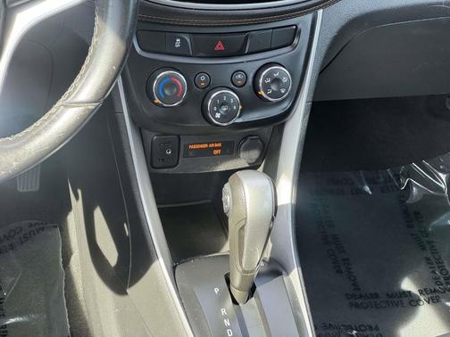 Summit White 2019 Chevrolet Trax LT