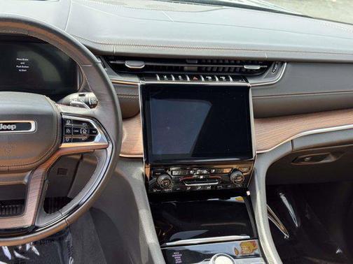 Diamond Black Crystal Pearlcoat 2023 Jeep Grand Cherokee Summit