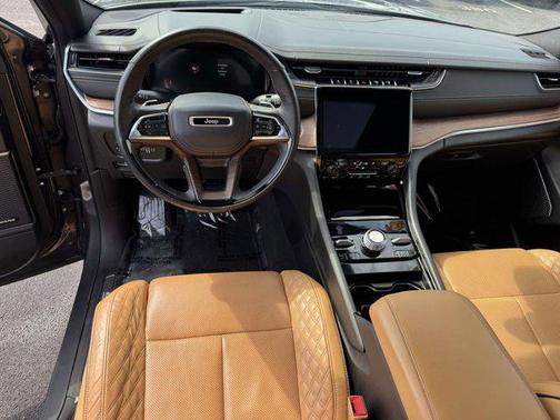 Diamond Black Crystal Pearlcoat 2023 Jeep Grand Cherokee Summit