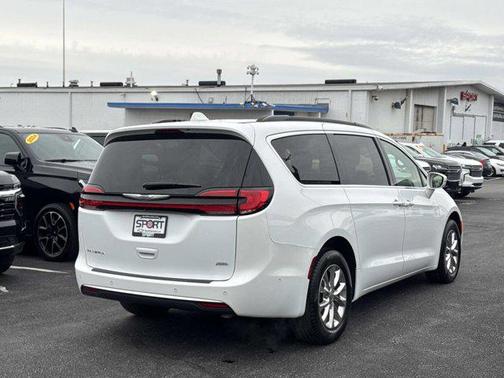 Bright White Clearcoat 2022 Chrysler Pacifica Touring L