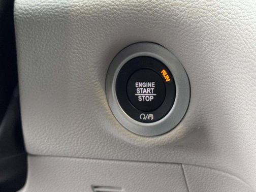 Bright White Clearcoat 2022 Chrysler Pacifica Touring L