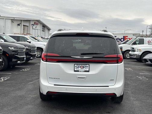 Bright White Clearcoat 2022 Chrysler Pacifica Touring L