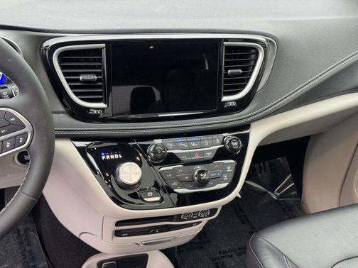 Bright White Clearcoat 2022 Chrysler Pacifica Touring L