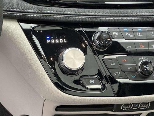 Bright White Clearcoat 2022 Chrysler Pacifica Touring L