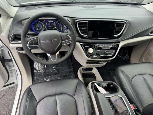 Bright White Clearcoat 2022 Chrysler Pacifica Touring L