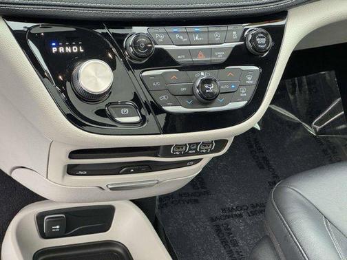 Bright White Clearcoat 2022 Chrysler Pacifica Touring L