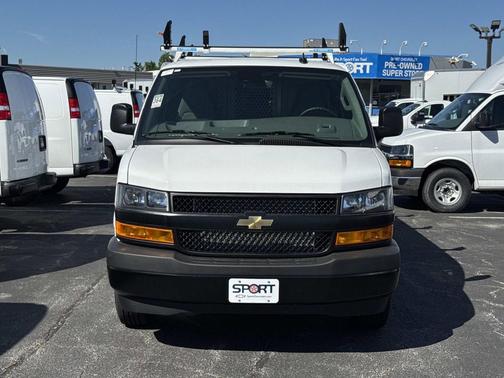 GAZ SUMMIT WHITE 2026 Chevrolet Express 2500 LT