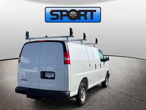 GAZ SUMMIT WHITE 2026 Chevrolet Express 2500 LT