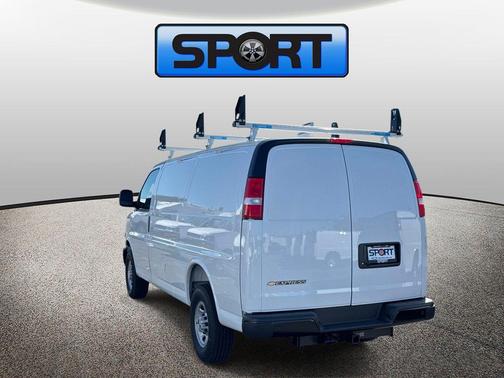 GAZ SUMMIT WHITE 2026 Chevrolet Express 2500 LT