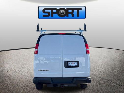GAZ SUMMIT WHITE 2026 Chevrolet Express 2500 LT