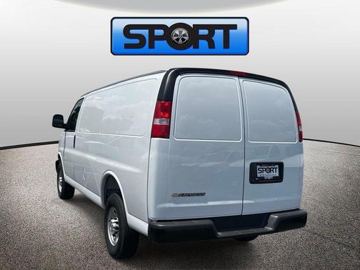 GAZ SUMMIT WHITE 2026 Chevrolet Express 2500 LT