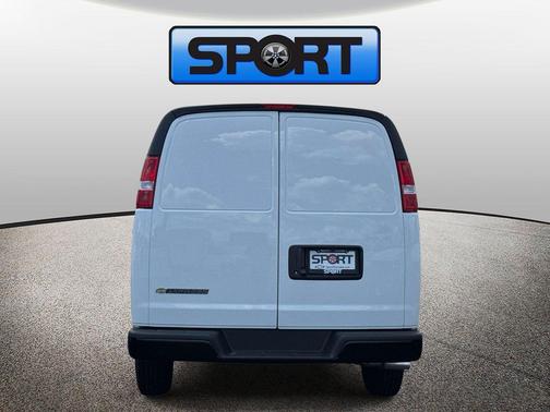 GAZ SUMMIT WHITE 2026 Chevrolet Express 2500 LT