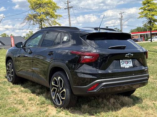 Mosaic Black Metallic 2026 Chevrolet Trax FWD 2RS