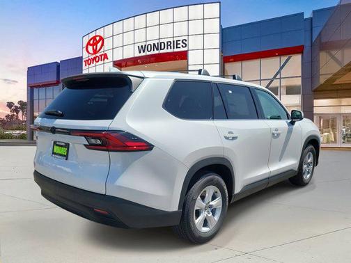 2025 Toyota Highlander LE