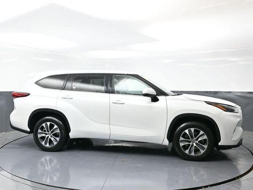 White 2023 Toyota Highlander L