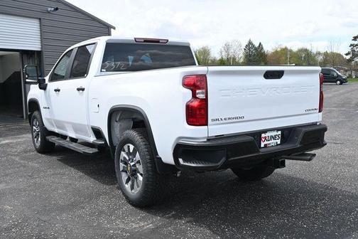 Summit White 2026 Chevrolet Silverado 2500 Custom