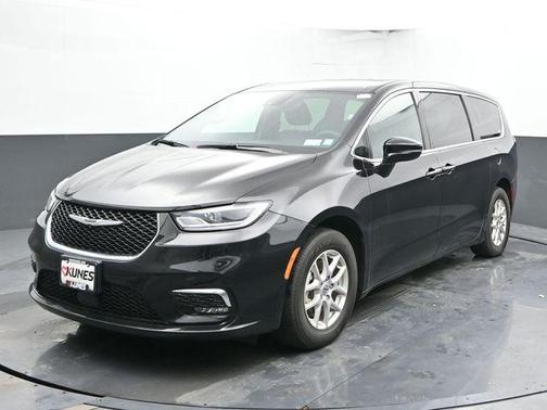 Diamond Black 2025 Chrysler Pacifica Select