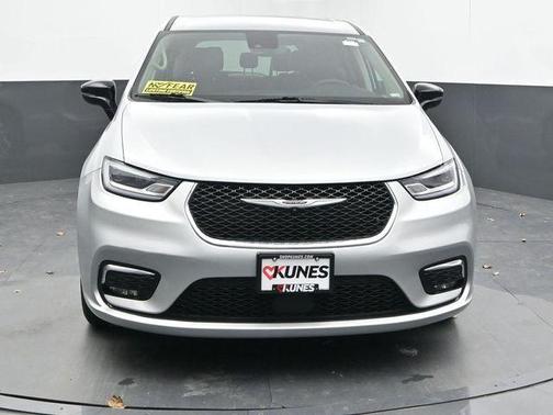 Silver Mist Clearcoat 2024 Chrysler Pacifica Touring-L