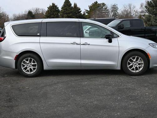 2024 Chrysler Pacifica Touring-L