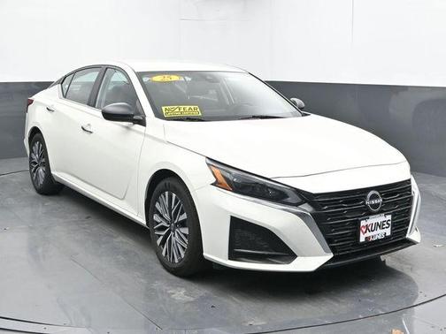 Glacier White 2025 Nissan Altima SV