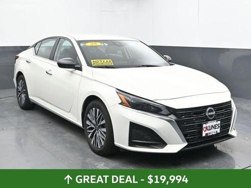 Glacier White 2025 Nissan Altima SV