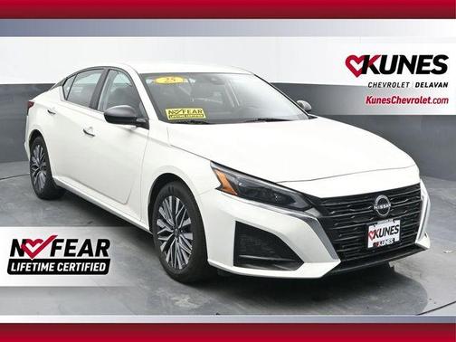 Glacier White 2025 Nissan Altima SV