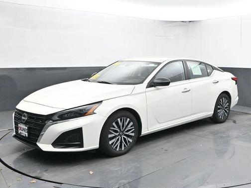 Glacier White 2025 Nissan Altima SV