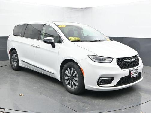 Bright White Clearcoat 2023 Chrysler Pacifica Hybrid Limited