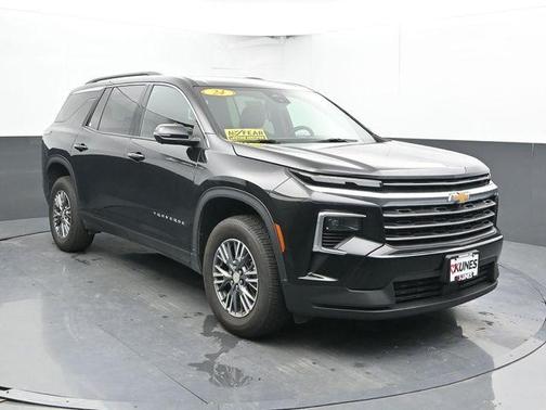 Mosaic Black Metallic 2024 Chevrolet Traverse LT