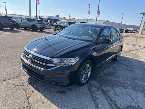 Deep Black Pearl Effect 2024 Volkswagen Jetta 1.5T SE