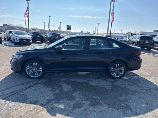 Deep Black Pearl Effect 2024 Volkswagen Jetta 1.5T SE