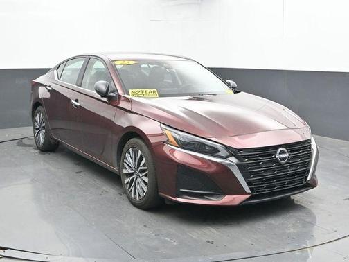 Garnet Pearl 2025 Nissan Altima SV