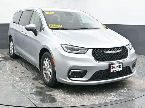 2023 Chrysler Pacifica Touring-L