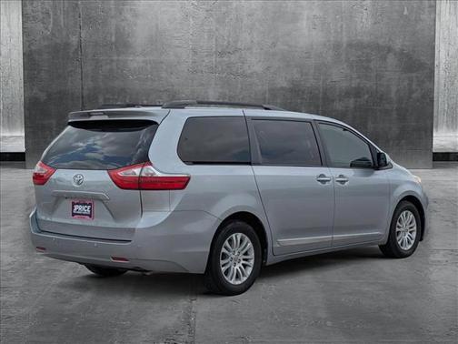 2017 Toyota Sienna XLE