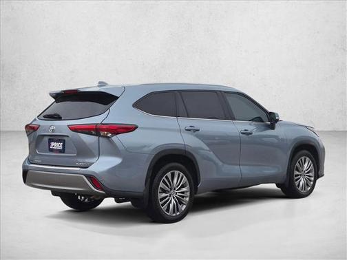 Moon Dust 2023 Toyota Highlander Platinum