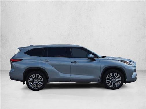 Moon Dust 2023 Toyota Highlander Platinum