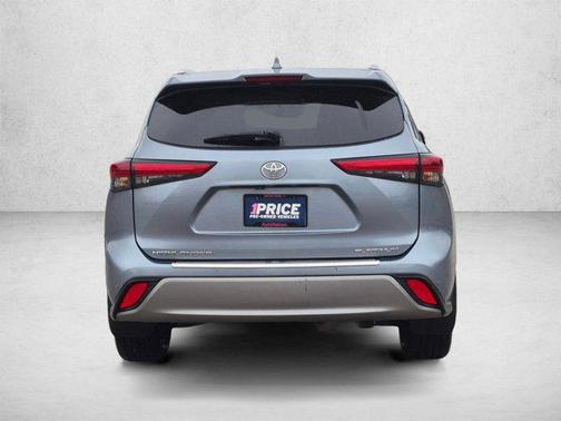 Moon Dust 2023 Toyota Highlander Platinum