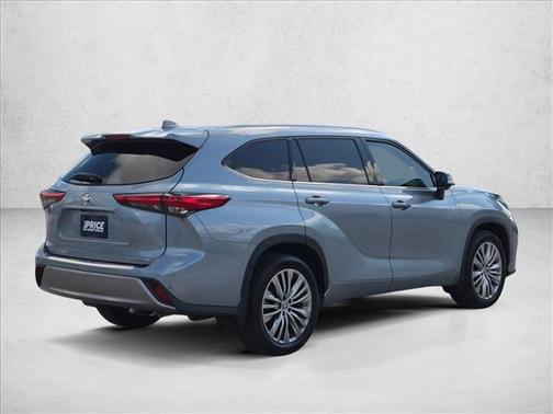 Moon Dust 2023 Toyota Highlander Platinum
