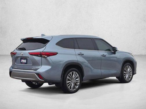 Moon Dust 2023 Toyota Highlander Platinum