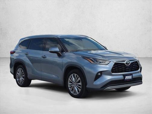 Moon Dust 2023 Toyota Highlander Platinum