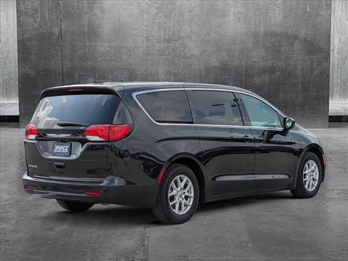 2022 Chrysler Voyager LX