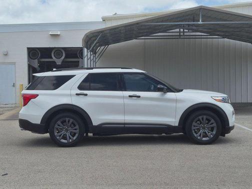 Star White Metallic Tri-Coat 2022 Ford Explorer XLT