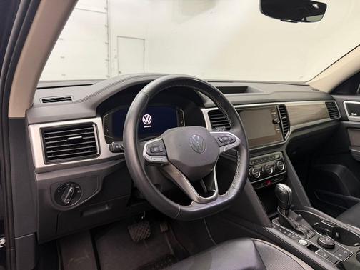 Deep Black Pearl 2021 Volkswagen Atlas 2.0T SEL