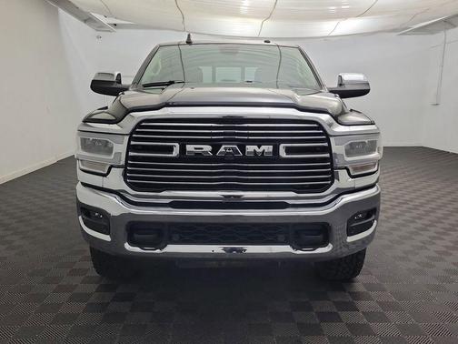 2020 RAM 3500 Laramie Crew Cab 4x4 8' Box