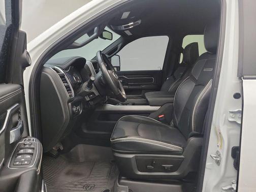 2024 RAM 3500 Laramie Crew Cab 4x4 8' Box