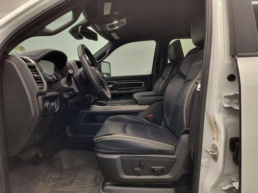 2024 RAM 3500 Laramie Crew Cab 4x4 8' Box