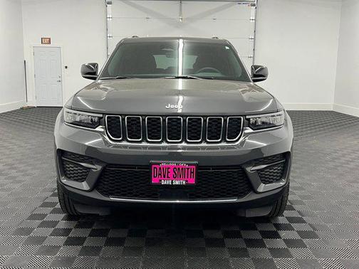 Baltic Gray Metallic Clearcoat 2025 Jeep Grand Cherokee Laredo